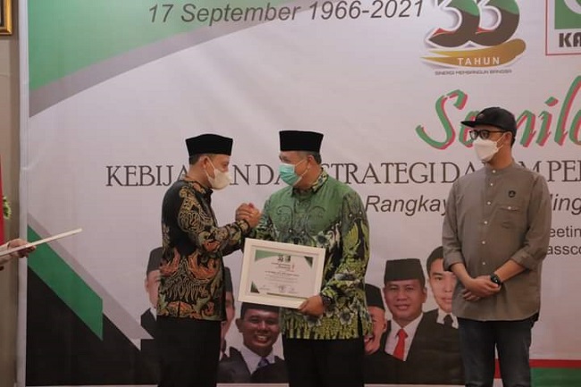 Walikota Solok Zul Elfian Umar dianugerahi Penghargaan KAHMI Award 2021